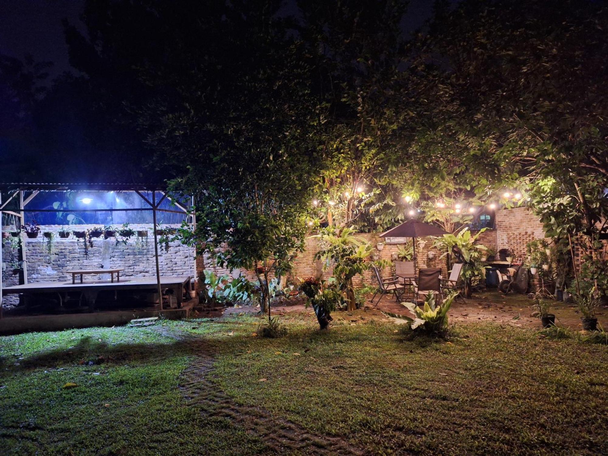 Bua Guest House Медан Экстерьер фото